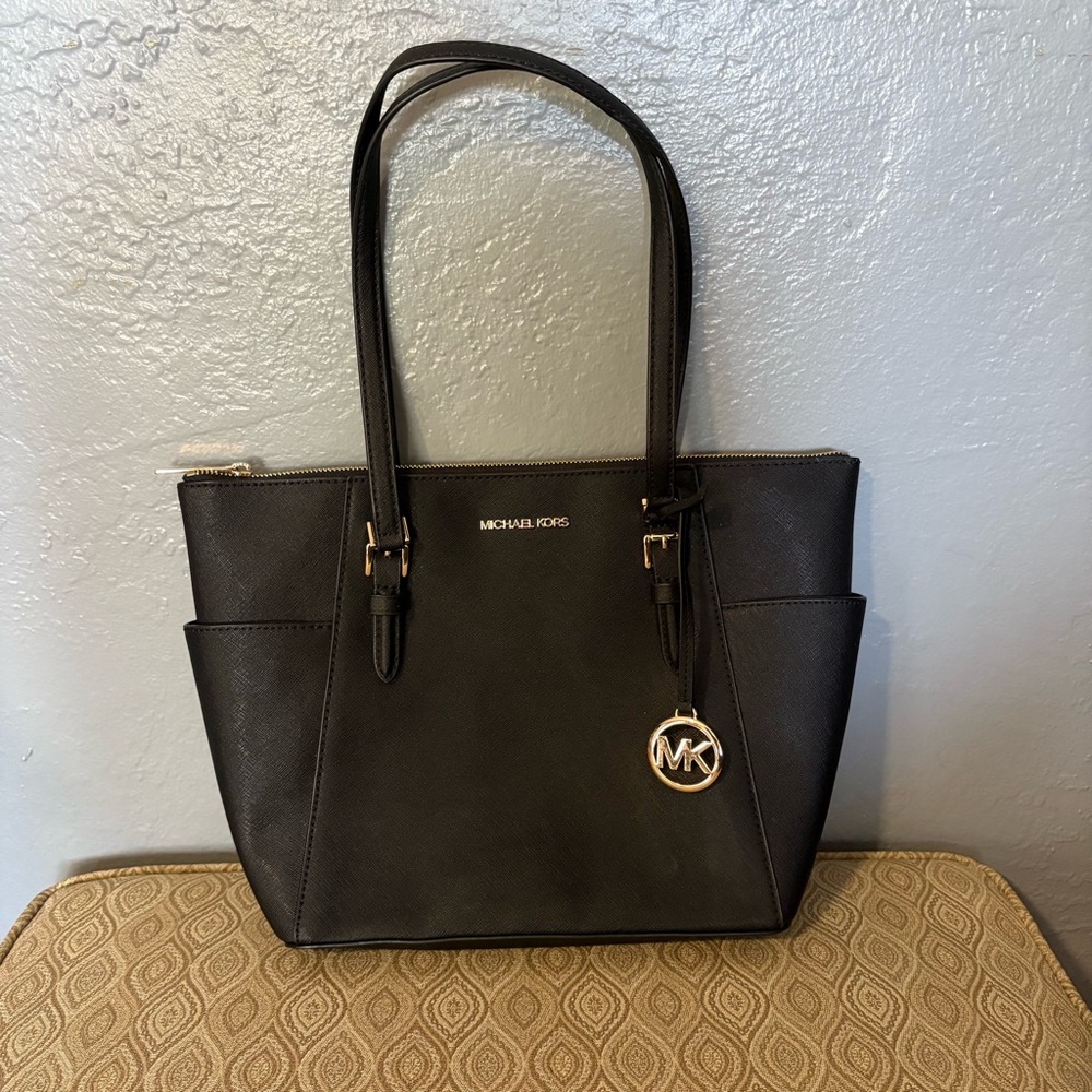 MICHAEL KORS CHARLOTTE LARGE TOP ZIP Black Tote